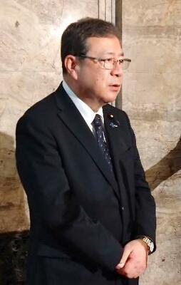 　取材に応じる日本維新の会の中司幹事長＝２日午後、国会