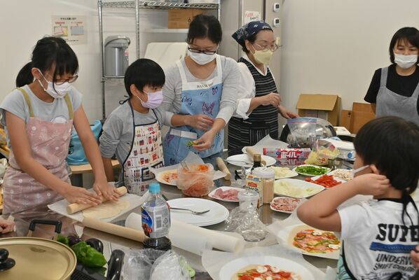 ピザを作る参加者たち