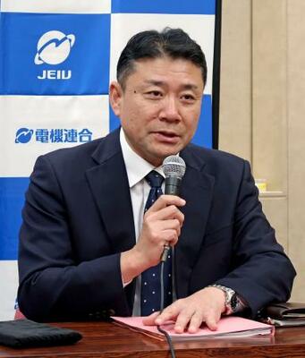 　記者会見する電機連合の神保政史会長＝２７日午前、東京都内