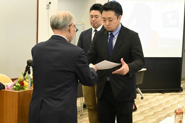 賞状を受け取る伊藤記者（右）と上野記者＝15日午後、東京都文京区