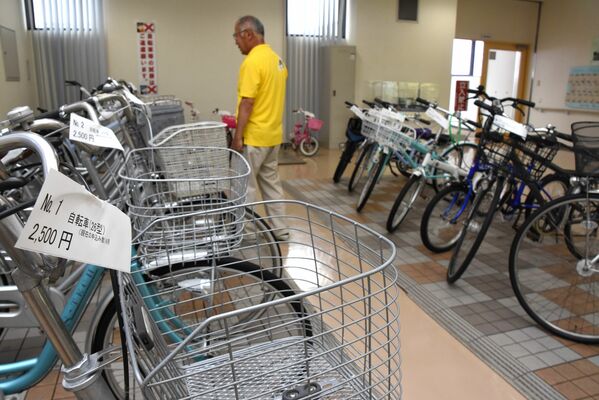 ずらりと並ぶ再生品の自転車。２５００円の値札が付いているものもある