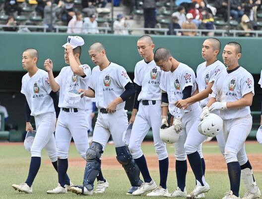 ７回コールド負けを喫し、肩を落とす佐野日大ナイン＝２９日午後０時５分、川崎市の等々力球場
