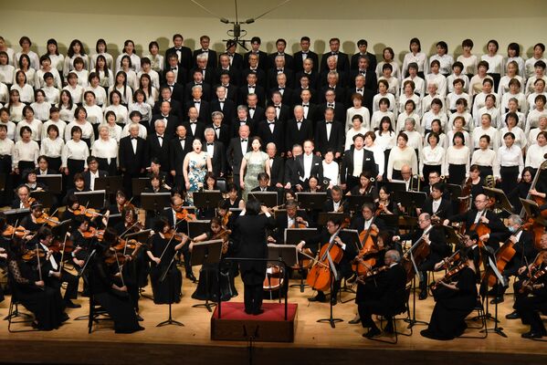 ソリスト（合唱団前列中央４人）と共に歌声を響かせる第九合唱団