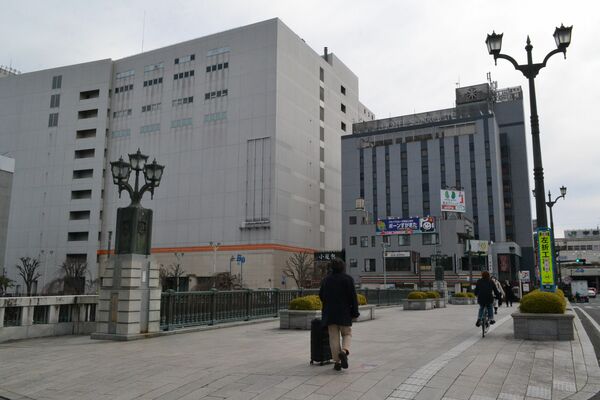 「復活！宮の橋屋台2024」の会場となる宮の橋。橋の北側にあるシダレザクラがライトアップされる