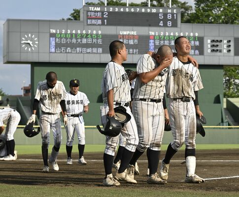 延長戦で惜敗し、涙を流して引き上げる那須拓陽ナイン＝エイジェックスタジアム、森田大地撮影