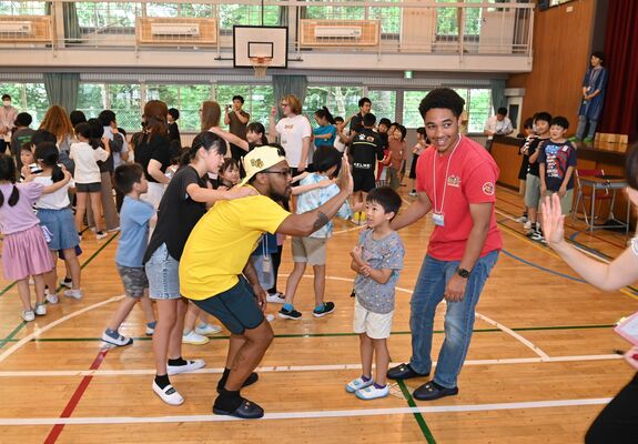 交流会でゲームを楽しむ児童とＴＣＣの学生
