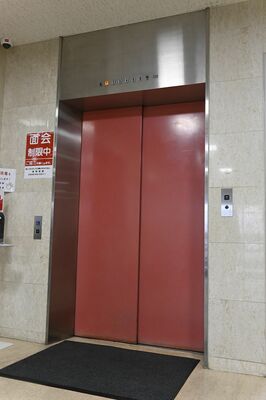 地震により一時停止した真岡病院のエレベーター＝１日正午、真岡市荒町３丁目