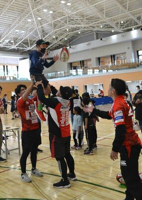 ラグビーのリフトを体験する参加者