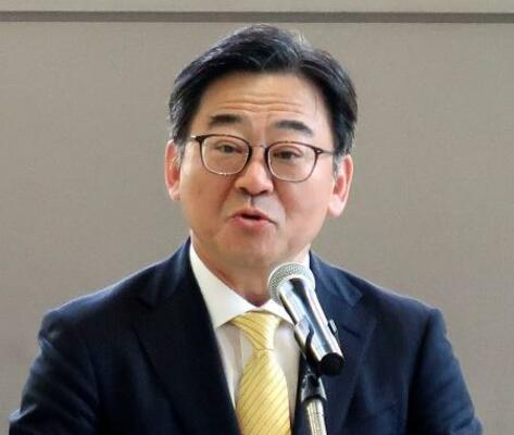 　通貨先物の上場記念式典であいさつする大阪取引所の多賀谷彰社長＝１３日午前、大阪市