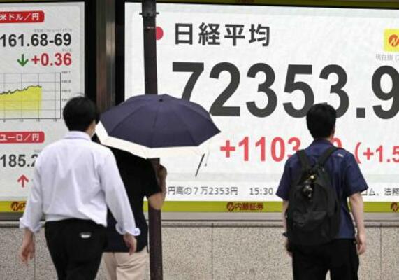 街角に大きく表示される株価=東京都中央区