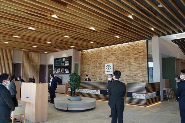 内装に地元木材や足利銘仙を採用した栃木トヨタ自動車の足利店＝17日午後、足利市