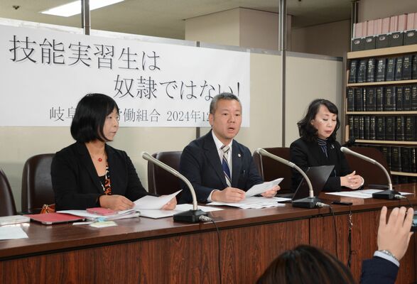 記者会見するカンボジア人技能実習生側の代理人弁護士ら＝16日午前、東京・霞が関の司法記者クラブ