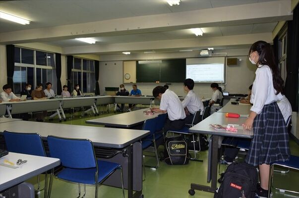 校則の見直し案について議論した第４回検討委員会