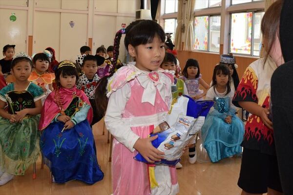 お菓子を受け取る園児