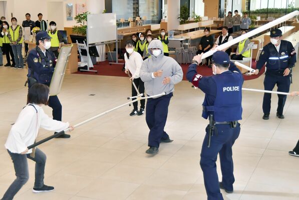 刺股を持って訓練に臨む職員ら