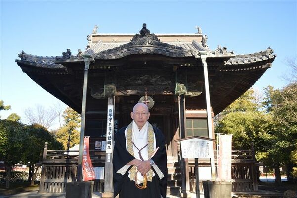不動堂の前でＣＦへの協力を呼びかける山越住職