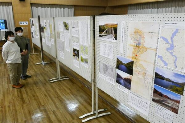 古文書や絵図などを並べて洪水の歴史を解説する展示会場