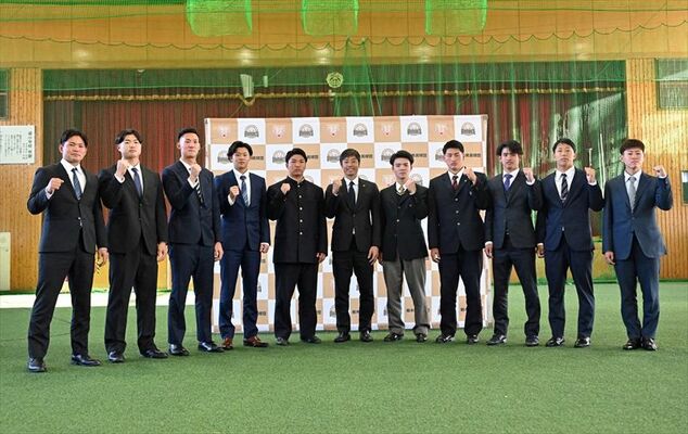 栃木ＧＢでの活躍を誓う新入団選手＝小山ベースボールビレッジ