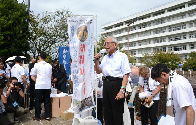 袴田さんの無罪を訴える菅家さん＝26日午前10時20分、静岡市葵区駿府城公園