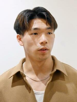 帰国し取材に応じる塩貝健人=27日、羽田空港