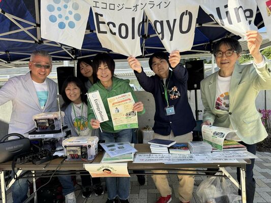 東京都国分寺市で行われた「こくフェス」で、「じぶん発電所」を展示するEOLのブースを訪れた白井さん(右から3人目)=EOL提供