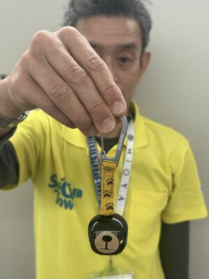 バス通学する児童生徒に配られたクマよけ鈴