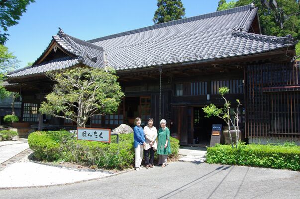 古民家にオープンした「アートスペースほんたく」