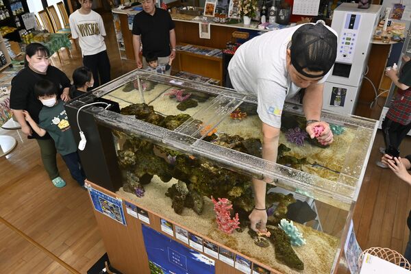 水槽のリニューアルを行うスタッフ