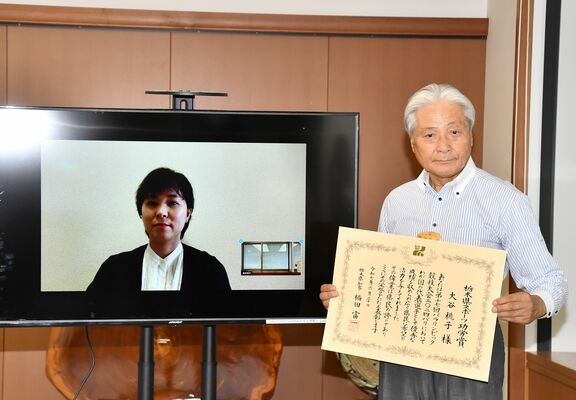 オンラインで福田知事（右）から表彰を受ける大谷選手＝県庁