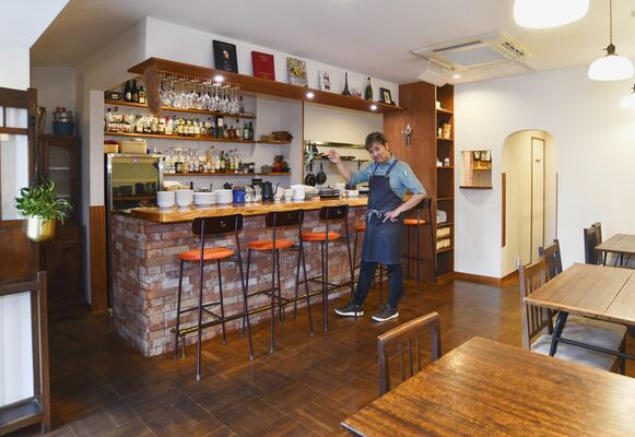 店内でポーズを決める五江渕さん