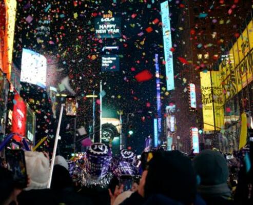 　１日、新年を迎えた米ニューヨークのタイムズスクエア（共同）