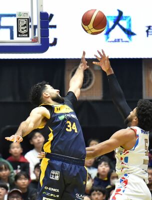 第２クオーター２分、リバウンドで競り合うブレックスのジェレット（左）＝ブレックスアリーナ宇都宮、湯田大士撮影