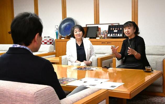 佐藤市長にジャズフェスについて説明する宮坂さん(右)と稲さん