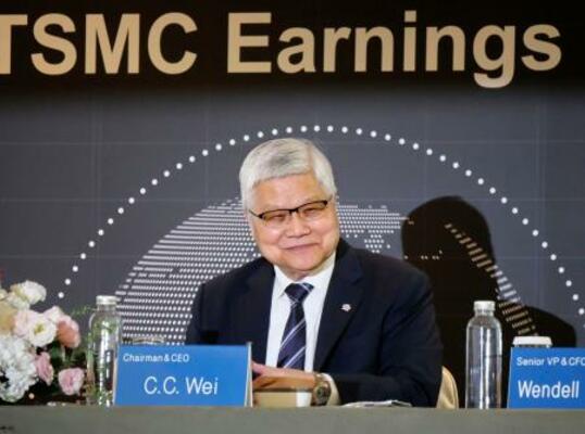 決算説明会に出席したTSMCの魏哲家氏=16日、台北市(共同)