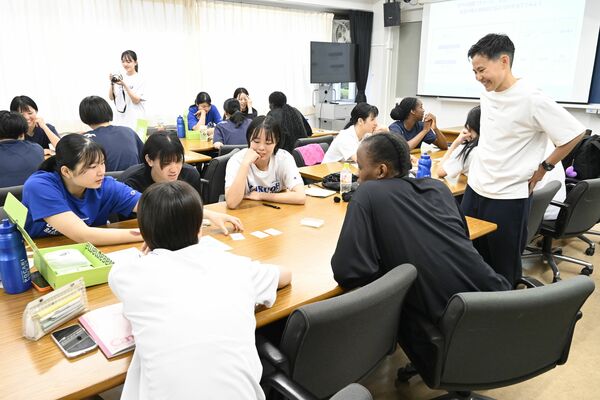 白鴎大女子バスケ部員と生理の悩みについて話す内山さん（右）