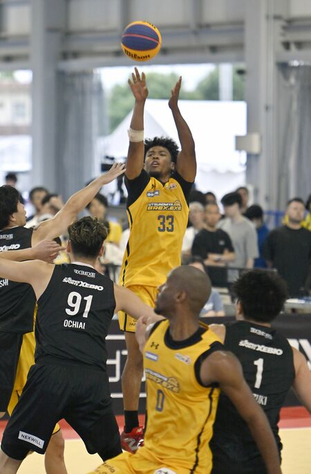 決勝３分、ブレックスのクーリバリが２点シュートを放つ＝アークタウン宇都宮、加藤竜矢撮影