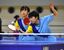 卓球女子団体決勝リーグ　レシーブする青藍泰斗の小島（右）。奥は黒沢＝清原体育館