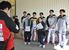 栃木ゴールデンブレーブスの選手と写真撮影をする買い物客