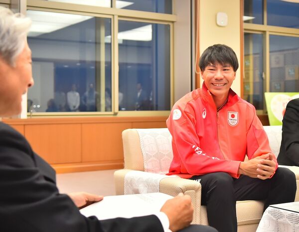 福田知事との歓談で笑顔を見せる佐藤選手（右）＝29日午後、県庁