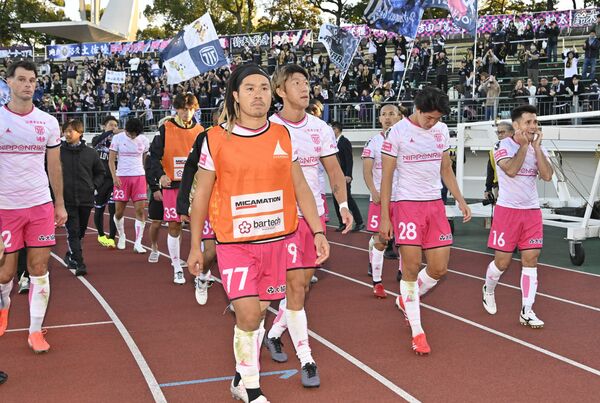 サポーターの声援を受けながら引き揚げる栃木シティの選手たち