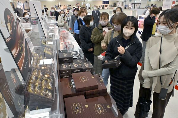 来店客でにぎわうチョコレート特設売り場＝29日午前10時25分、宇都宮市宮園町