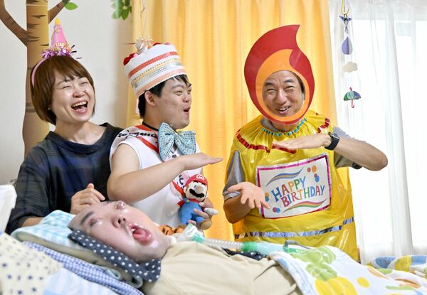 うりずん立ち上げのきっかけとなった瓦井家の家族の誕生日を祝う高橋さん（右）。医療的ケアが必要な子と家族が地域に受け入れられ、成長を喜び合える「優しい社会」を目指す＝宇都宮市宝木本町、磯真奈美撮影