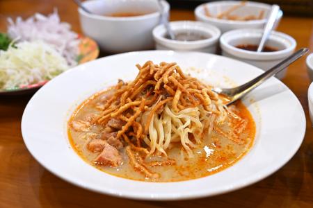 　ミャンマー最大都市ヤンゴンの「オオサカ・シュエダウン・カオスエ」で提供される麺料理＝２０２５年９月（共同）