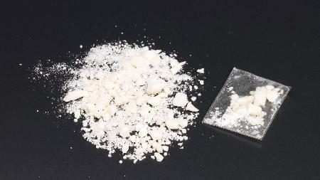 　コカインの粉末（厚労省提供）