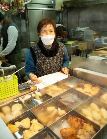 　おでんを販売する丸忠蒲鉾店の日高幸子さん＝東京都葛飾区