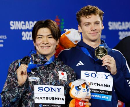 今夏の世界水泳選手権の競泳男子400メートル個人メドレーで、銀メダルを獲得した松下知之。右は金メダルのレオン・マルシャン=シンガポール(共同)
