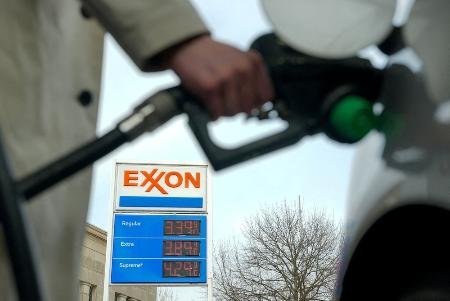 　米ワシントンのガソリンスタンドで給油する男性＝３月５日（ロイター＝共同）