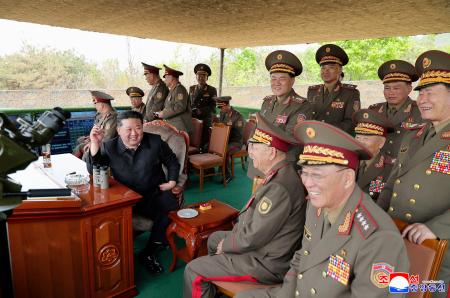 　北朝鮮軍の迫撃砲の訓練を視察する金正恩朝鮮労働党総書記（手前右から３人目）＝２５日（朝鮮中央通信＝共同）