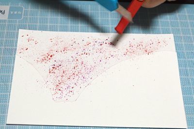 パステル（今回は紫と赤）をカッターで削りながら振りかけ