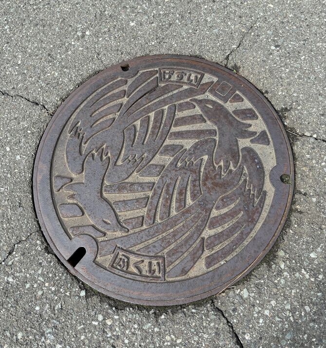 不死鳥がデザインされた福井市のマンホールふた